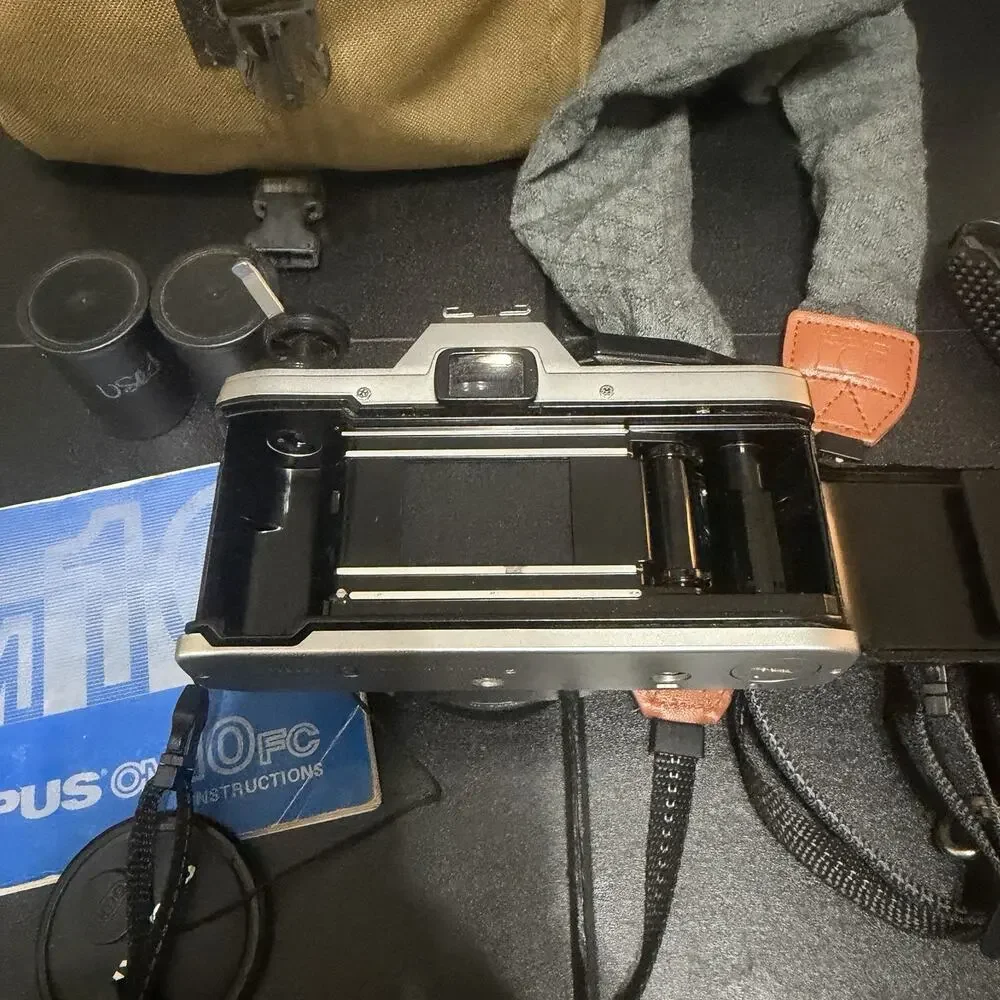 Working Olympus OM10 35mm Film Camera w/Zuiko 50mm f/1.8 Lens Extras Tarmac Bag